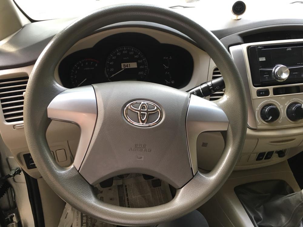 Toyota Innova 2.0E 2014 - Cần bán gấp Toyota Innova 2.0E năm sản xuất 2014, màu bạc chính chủ