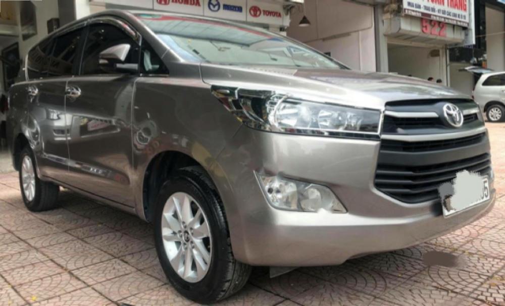 Toyota Innova 2.0E 2016 - Cần bán lại xe Toyota Innova 2.0E sản xuất năm 2016, màu nâu số sàn