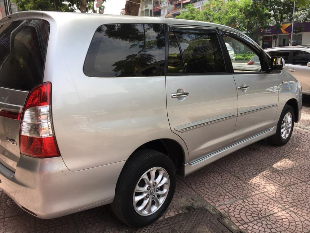 Toyota Innova 2.0E 2014 - Cần bán gấp Toyota Innova 2.0E năm sản xuất 2014, màu bạc chính chủ