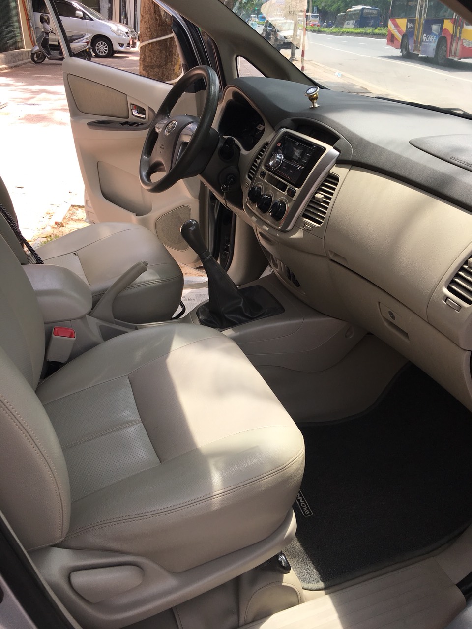 Toyota Innova 2.0E 2014 - Cần bán gấp Toyota Innova 2.0E năm sản xuất 2014, màu bạc chính chủ