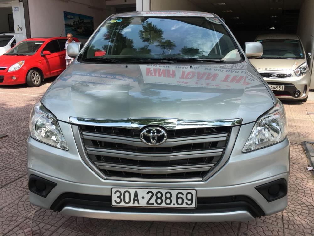 Toyota Innova 2.0E 2014 - Cần bán gấp Toyota Innova 2.0E năm sản xuất 2014, màu bạc chính chủ