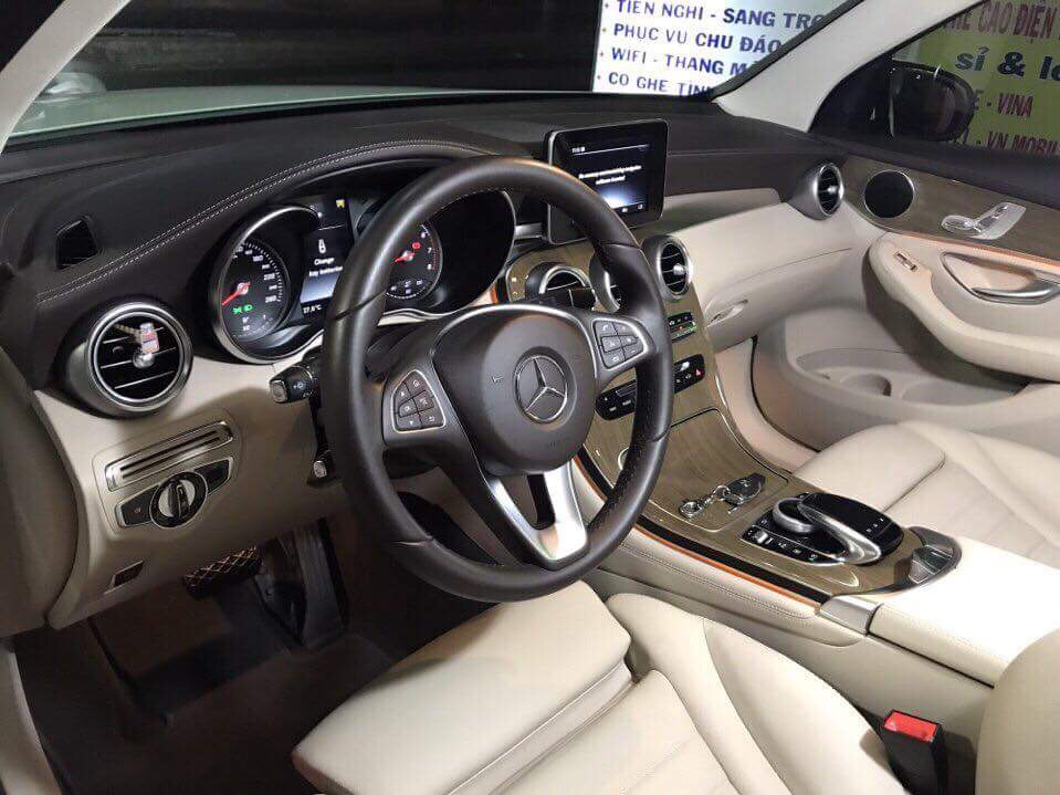 Mercedes-Benz GLC-Class 2016 - Bán xe Mercedes-Benz GLC250-Class sản xuất 2016 màu trắng, giá 1 tỷ 740 triệu