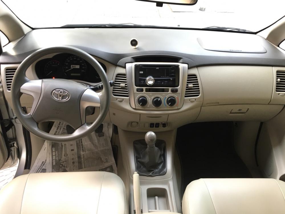 Toyota Innova 2.0E 2014 - Cần bán gấp Toyota Innova 2.0E năm sản xuất 2014, màu bạc chính chủ