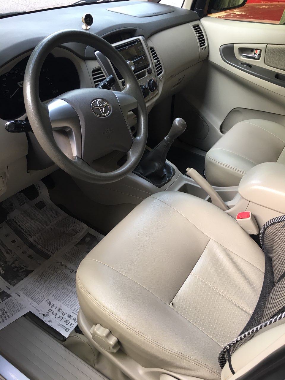 Toyota Innova 2.0E 2014 - Cần bán gấp Toyota Innova 2.0E năm sản xuất 2014, màu bạc chính chủ