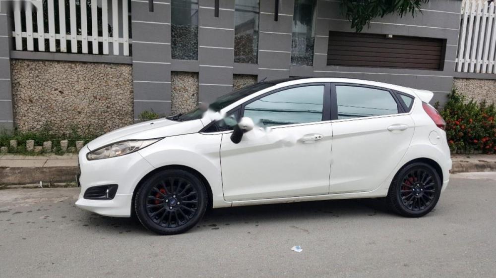 Ford Fiesta S 2015 - Bán ô tô Ford Fiesta S sản xuất năm 2015, màu trắng, giá tốt