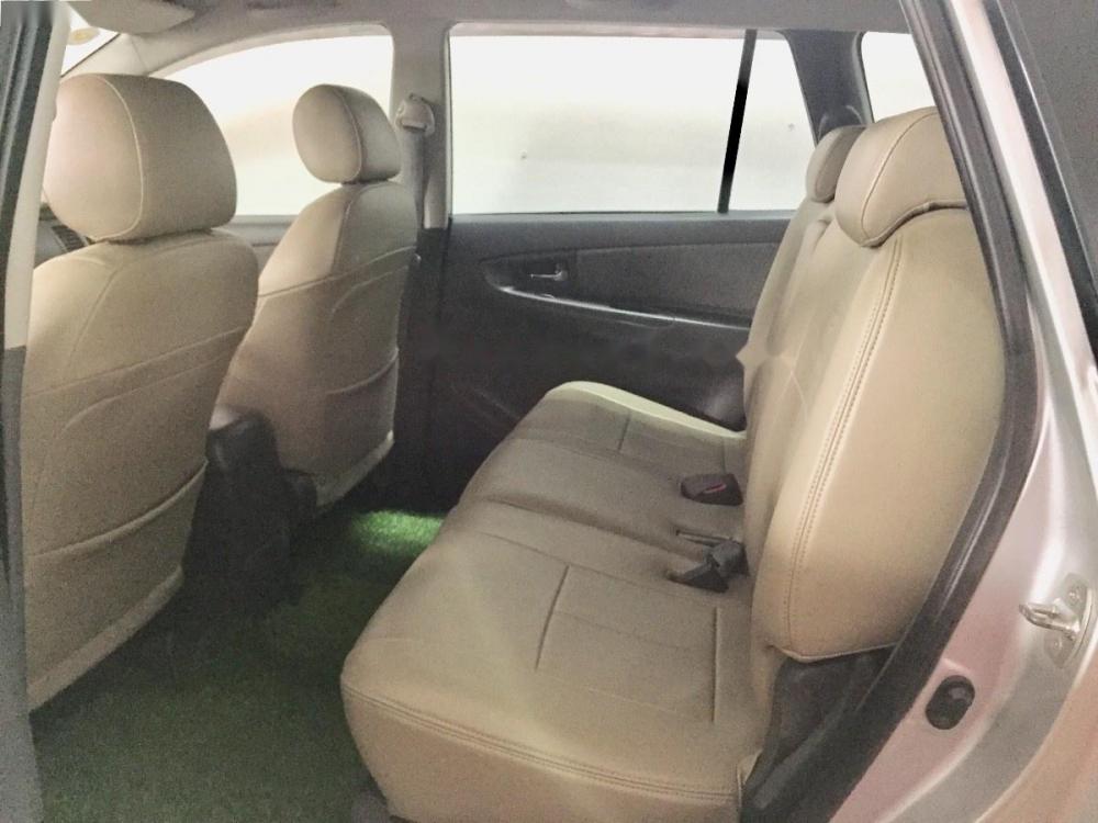 Toyota Innova 2013 - Cần bán lại xe Toyota Innova năm 2013, màu bạc xe gia đình, giá chỉ 545 triệu