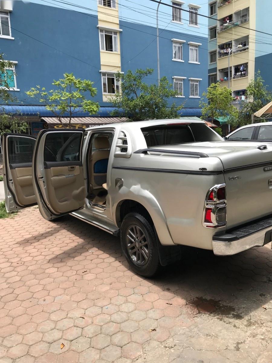 Toyota Hilux 2013 - Bán Toyota Hilux sản xuất 2013, màu bạc, xe nhập 