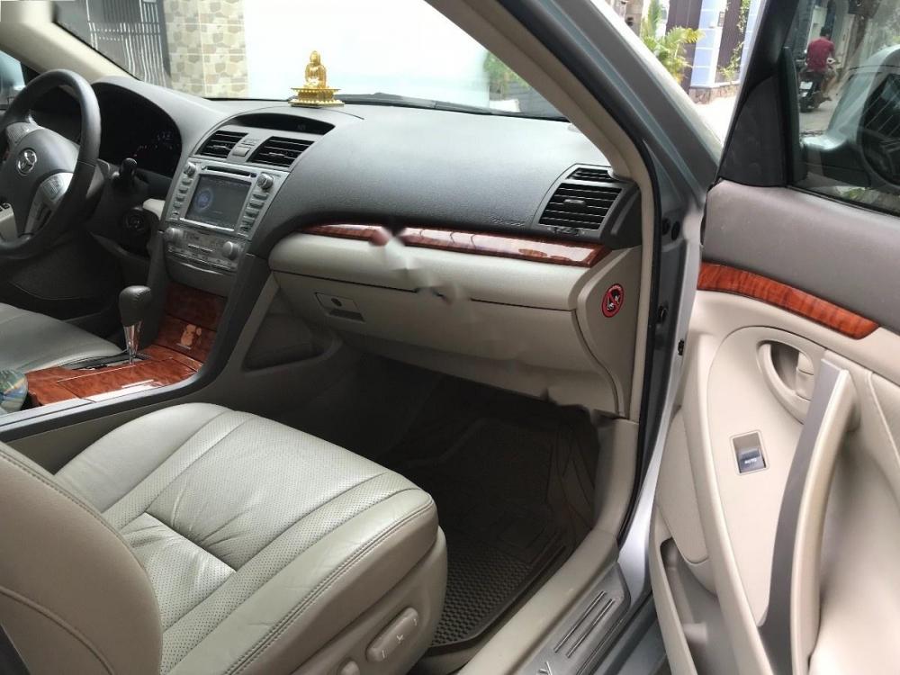 Toyota Camry 2.4G 2010 - Bán xe Toyota Camry 2.4G đời 2010, màu bạc chính chủ, giá 672tr