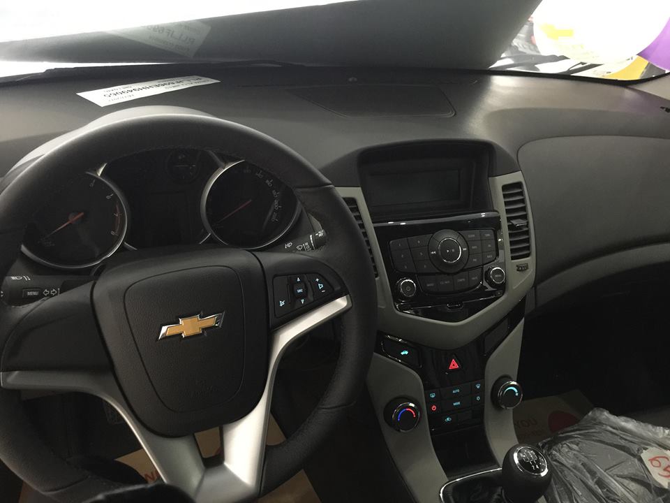 Chevrolet Cruze 2018 - Bán Chevrolet Cruze Cruze số sàn trả góp từ 150tr đời 2018, màu bạc