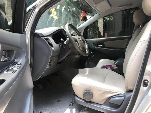 Toyota Innova 2.0E 2013 - Cần bán xe Toyota Innova 2.0E đời 2013, màu bạc chính chủ, 535tr