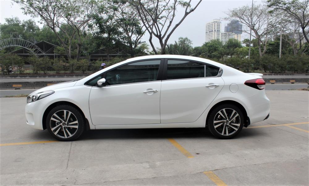 Kia Cerato 1.6AT 2018 - Bán xe Kia Cerato 1.6AT tặng full bộ phụ kiện. Trả trước 135 triệu nhận ngay xe