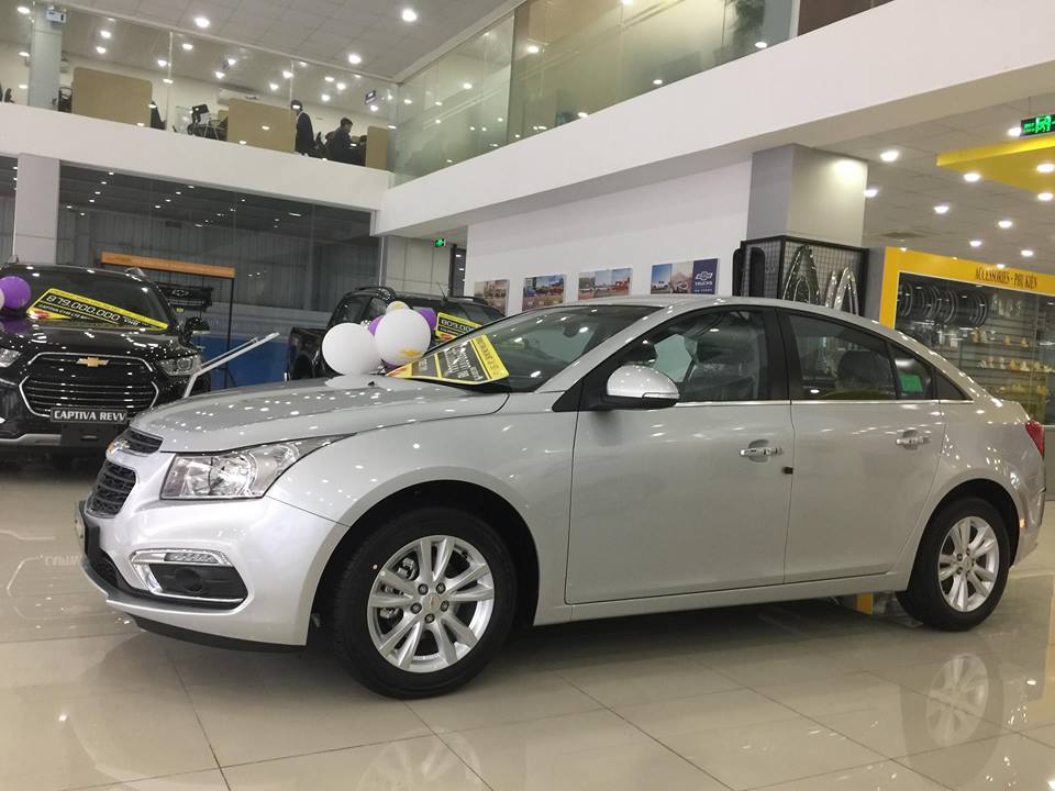 Chevrolet Cruze 2018 - Bán Chevrolet Cruze Cruze số sàn trả góp từ 150tr đời 2018, màu bạc