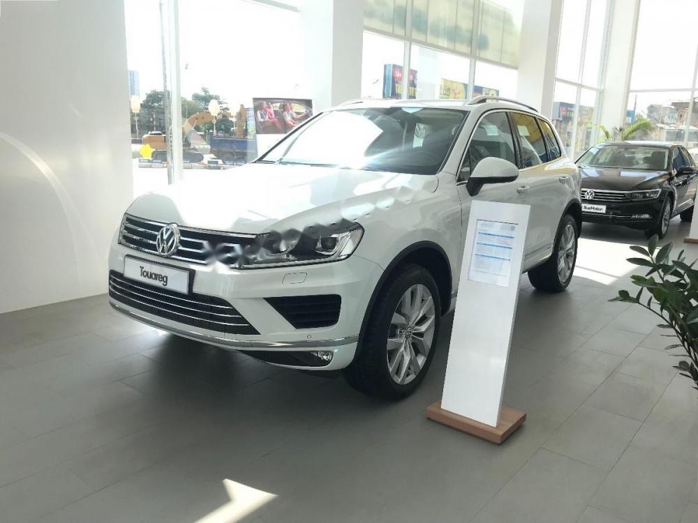 Volkswagen Touareg 2017 - Bán ô tô Volkswagen Touareg sản xuất 2017, màu trắng, nhập khẩu nguyên chiếc