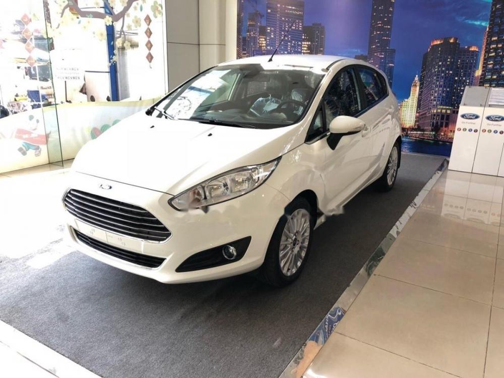 Ford Fiesta Titanium giá tốt 2018 - Bán xe Ford Fiesta Titanium giá tốt đời 2018, màu trắng