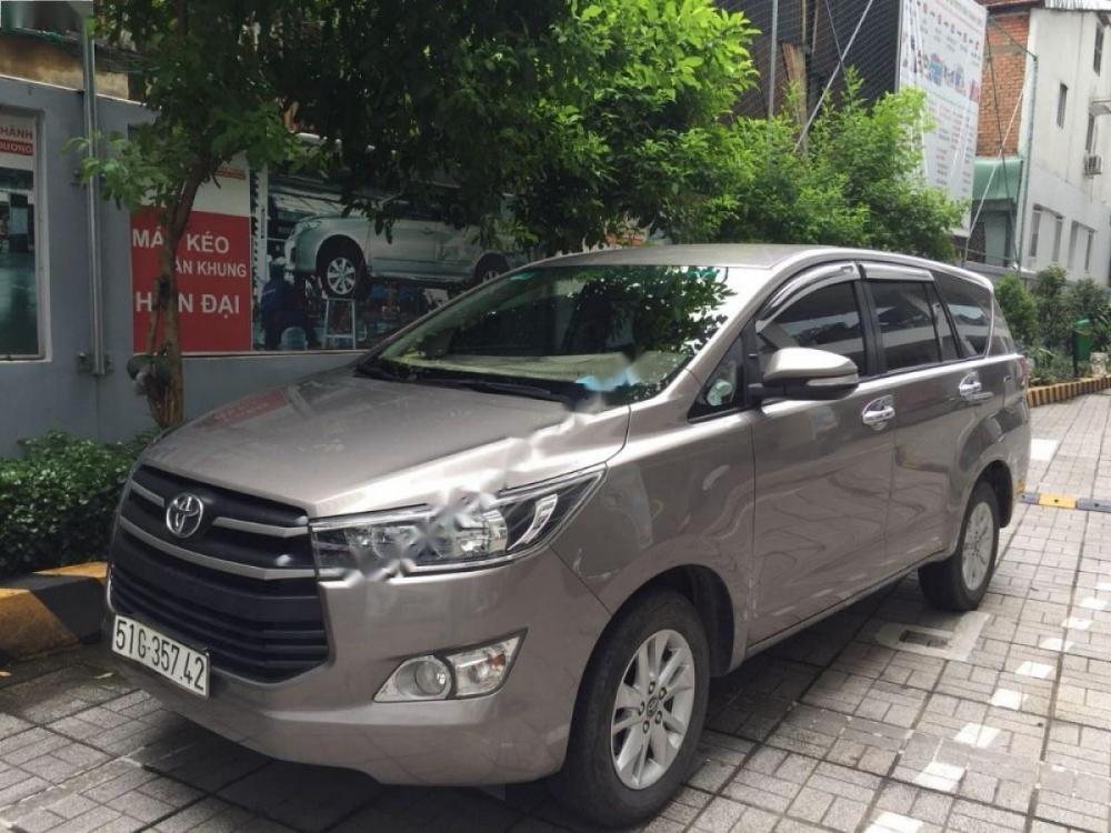 Toyota Innova 2.0E 2017 - Bán ô tô Toyota Innova 2.0E năm sản xuất 2017, giá chỉ 710 triệu