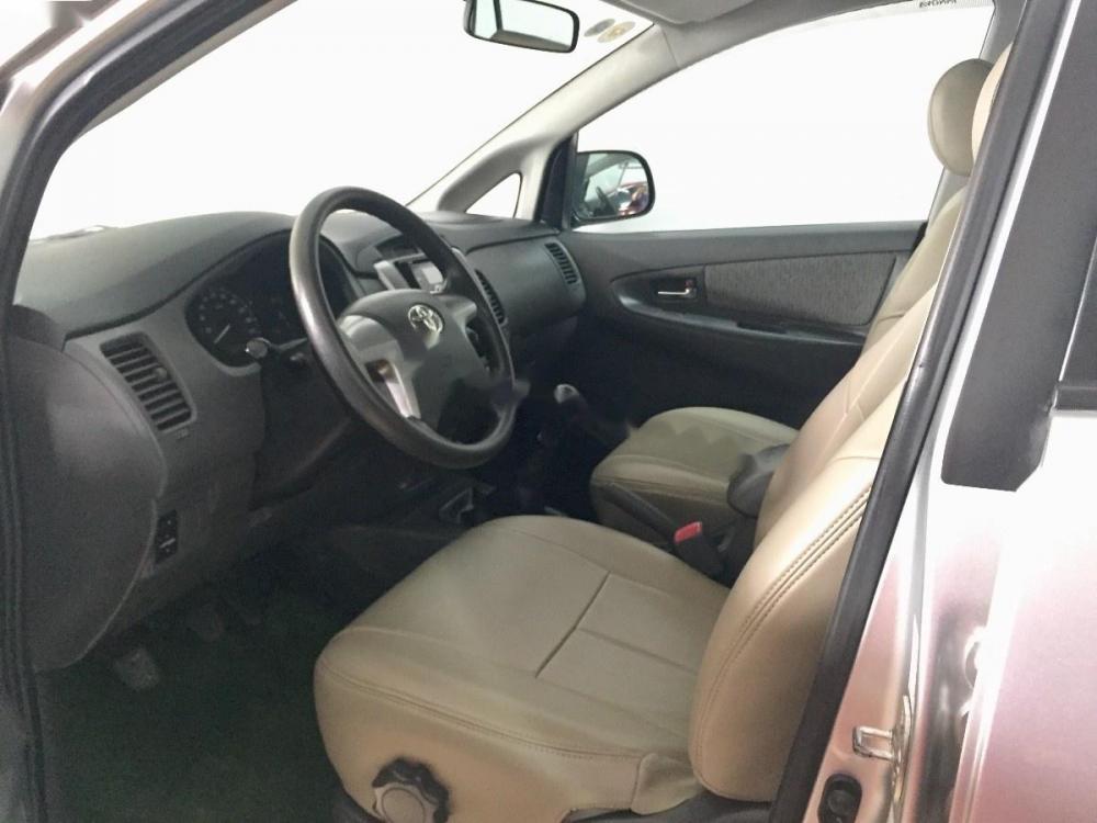 Toyota Innova 2013 - Cần bán lại xe Toyota Innova năm 2013, màu bạc xe gia đình, giá chỉ 545 triệu