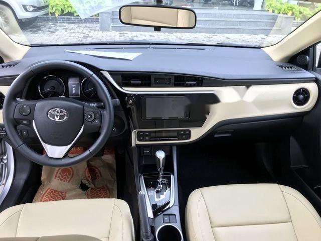 Toyota Corolla altis 2018 - Bán ô tô Toyota Corolla altis sản xuất năm 2018, màu bạc, 678tr