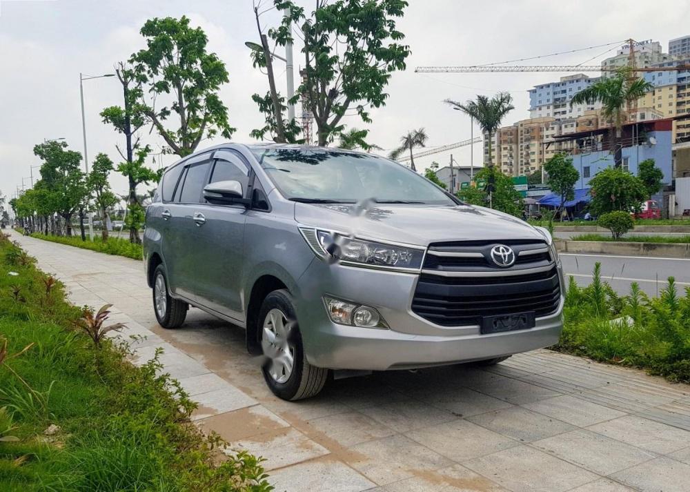 Toyota Innova E MT 2016 - Cần bán Toyota Innova E MT năm 2016, màu bạc