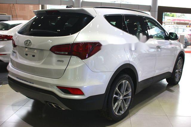 Hyundai Santa Fe 2018 - Bán ô tô Hyundai Santa Fe năm sản xuất 2018, màu trắng, giá tốt
