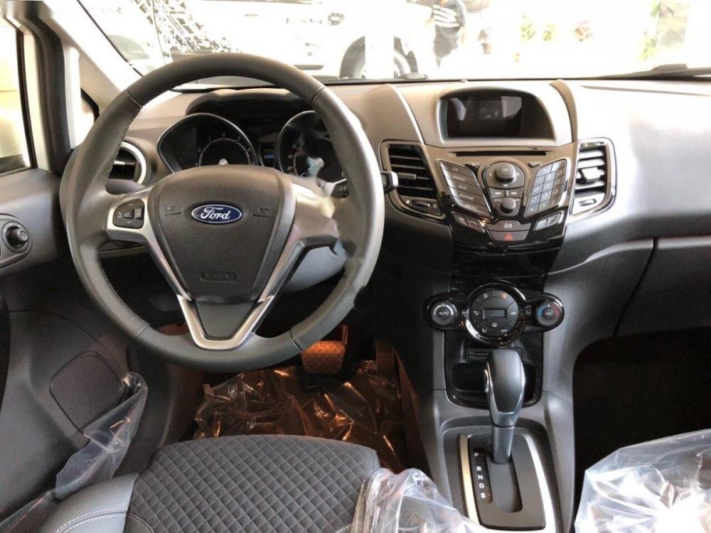 Ford Fiesta Titanium giá tốt 2018 - Bán xe Ford Fiesta Titanium giá tốt đời 2018, màu trắng