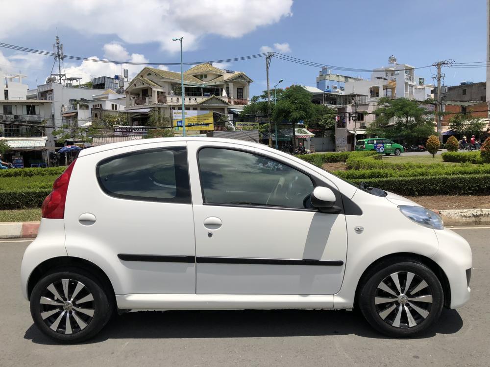 Peugeot 107 2011 - Bán Peugeot 107 nhập mới 2011, số tự động 6 cấp, 4 túi khí an toàn, nội thất xám