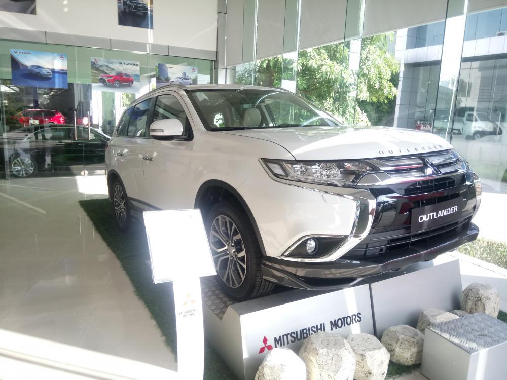 Mitsubishi Outlander 2.0 CVT Premium 2018 - Cần bán xe Mitsubishi Outlander 2.0 CVT Premium sản xuất 2018, màu trắng giá cạnh tranh