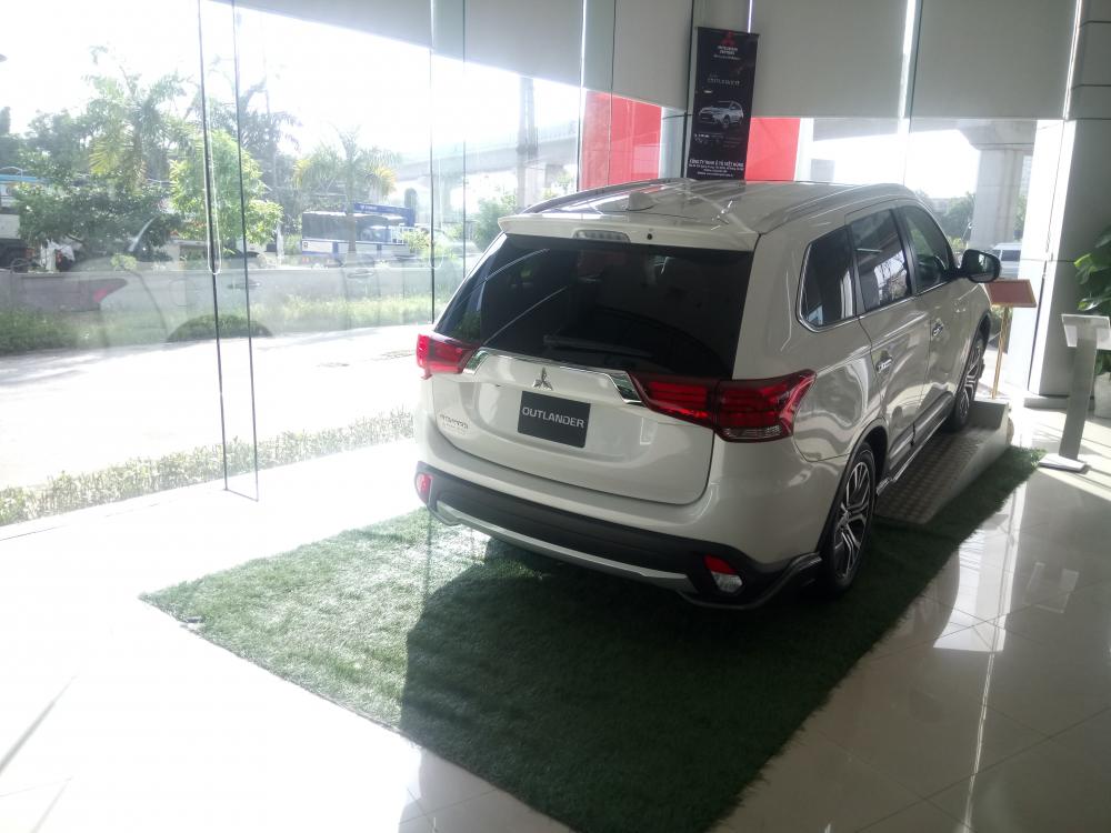 Mitsubishi Outlander 2.0 CVT Premium 2018 - Cần bán xe Mitsubishi Outlander 2.0 CVT Premium sản xuất 2018, màu trắng giá cạnh tranh