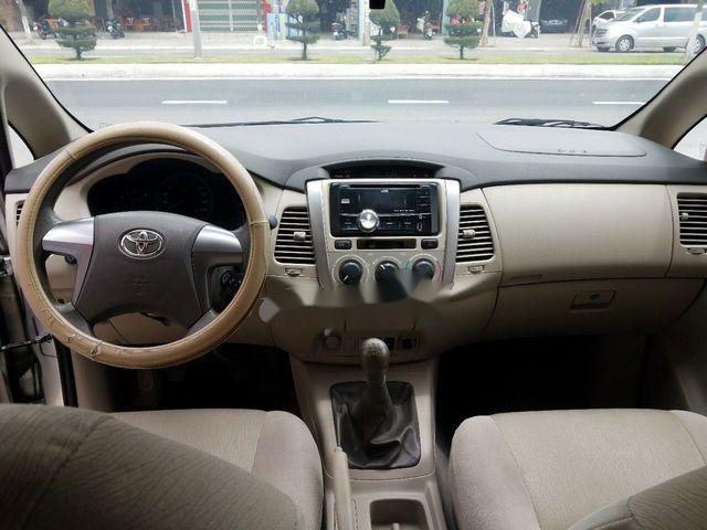 Toyota Innova 2.0E 2015 - Bán Toyota Innova 2.0E đời 2015, màu bạc, giá tốt