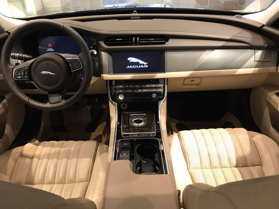 Jaguar XF Prestige 3.0 V6 2016 - Jaguar XF Prestige 3.0 V6 sản xuất 2016, màu xanh lam, XF duy nhất với động vơ V6 tại Việt Nam
