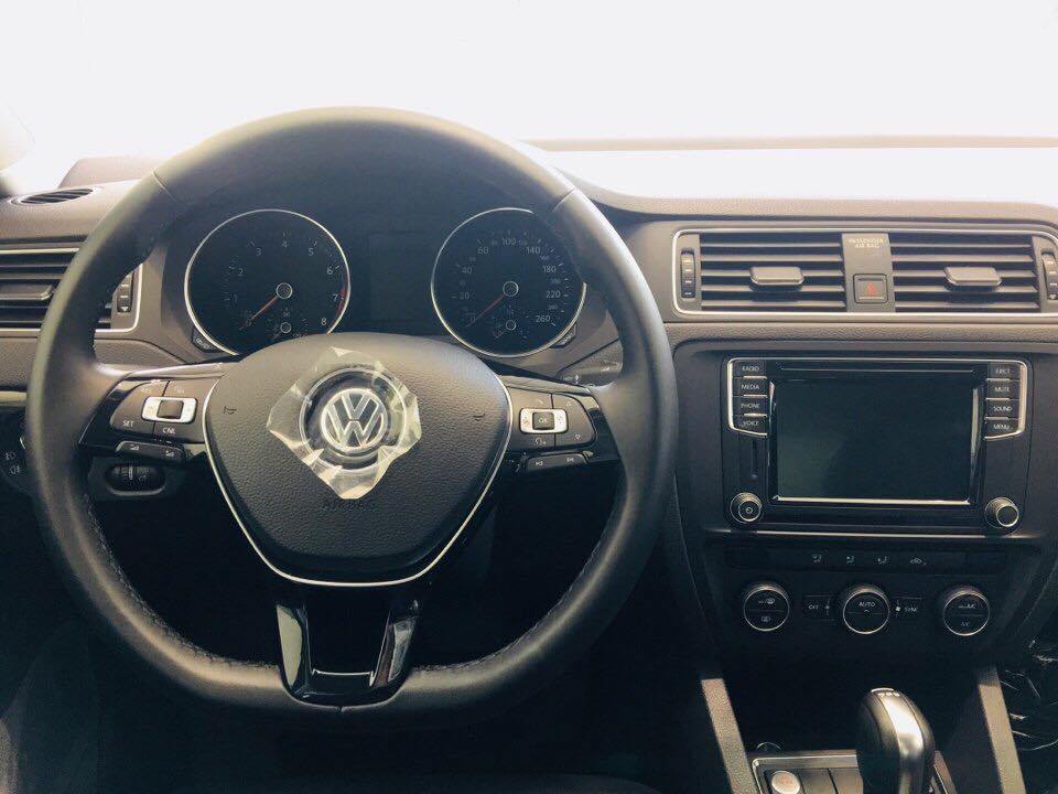 Volkswagen Jetta 2018 - Bán Volkswagen JETTA màu đẹp độc, sang trọng. LH: 0911956499 (Chi)