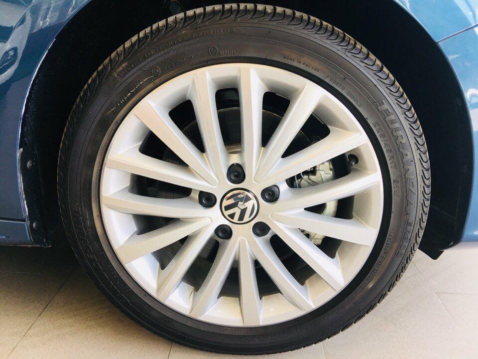 Volkswagen Jetta 2018 - Bán Volkswagen JETTA màu đẹp độc, sang trọng. LH: 0911956499 (Chi)
