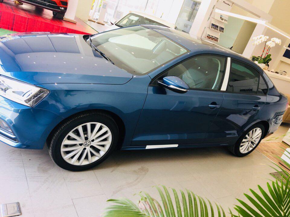 Volkswagen Jetta 2018 - Bán Volkswagen JETTA màu đẹp độc, sang trọng. LH: 0911956499 (Chi)