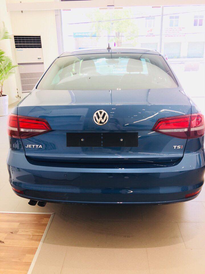 Volkswagen Jetta 2018 - Bán Volkswagen JETTA màu đẹp độc, sang trọng. LH: 0911956499 (Chi)