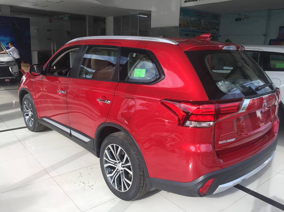 Mitsubishi Outlander 2018 - Mitsubishi Outlander tặng bảo hiểm vật chất ngay khi kí hợp đồng