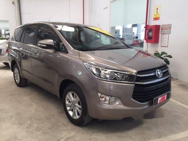 Toyota Innova   E 2017 - Bán Toyota Innova E sản xuất năm 2017, màu nâu, giá tốt