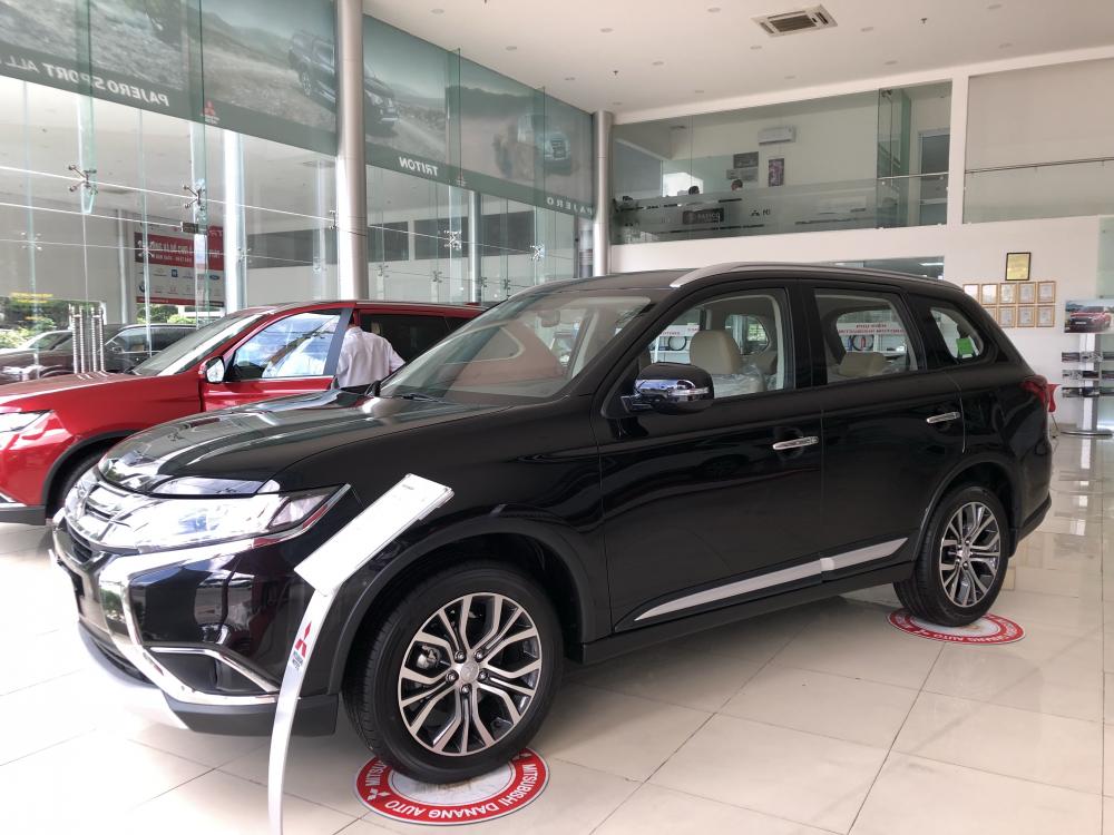 Mitsubishi Outlander 2018 - Bán xe Outlander màu đen giảm 51 triệu, giao xe ngay