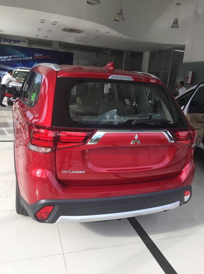 Mitsubishi Outlander 2018 - Mitsubishi Outlander tặng bảo hiểm vật chất ngay khi kí hợp đồng