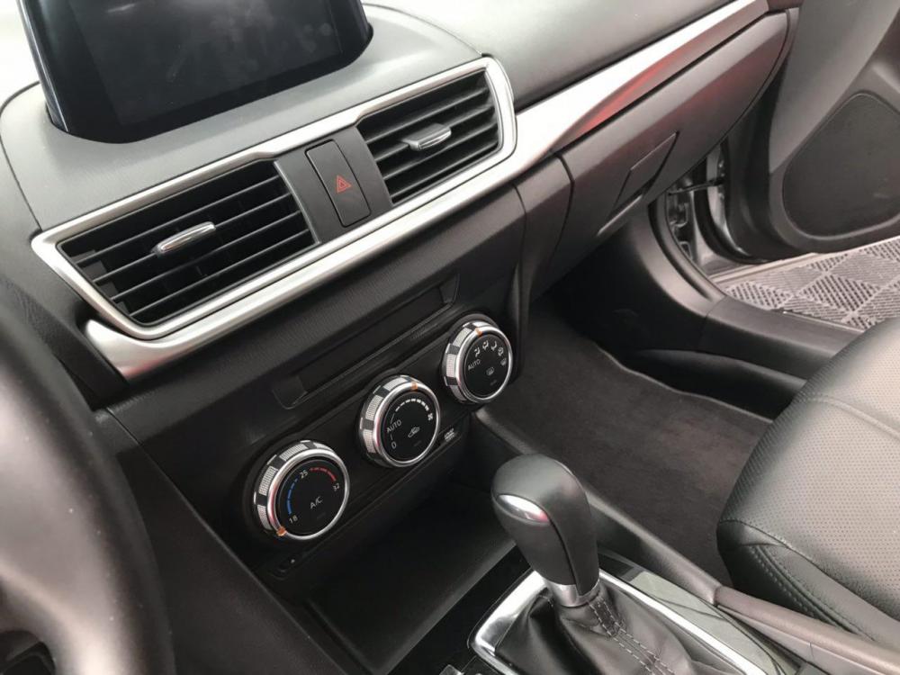 Mazda 3 Facelift 2017 - Cần bán Mazda 3 Facelift đời 2017, màu bạc, 688tr