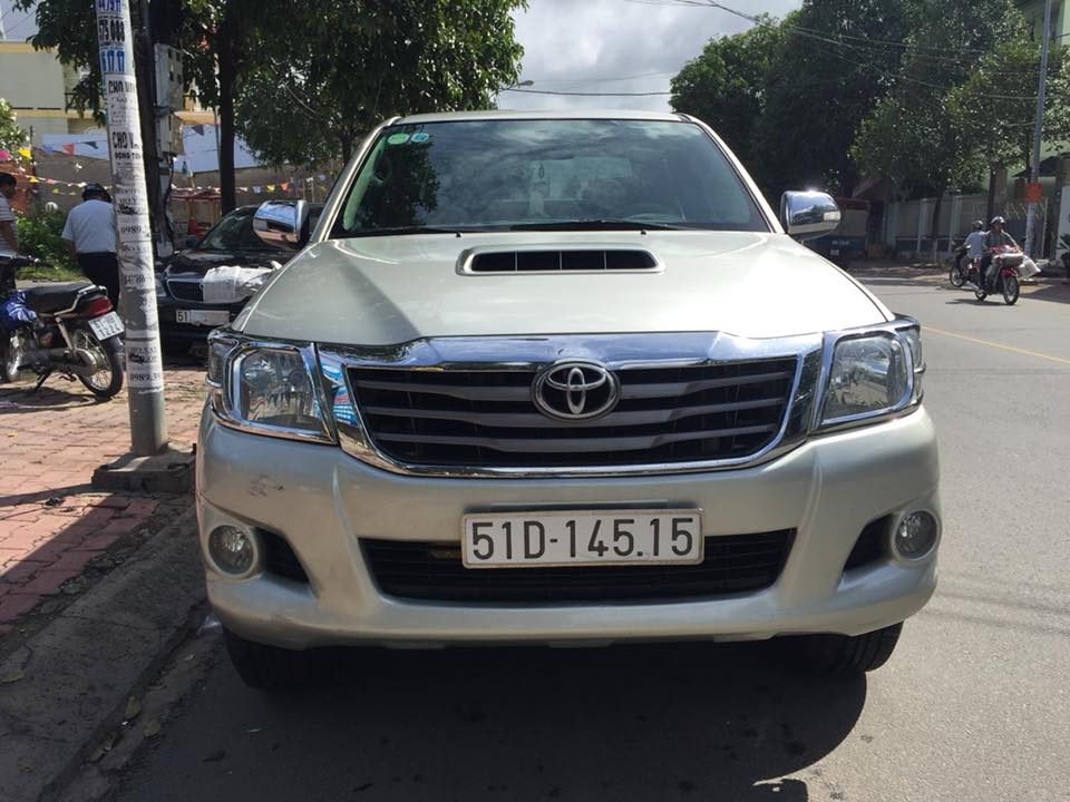 Toyota Hilux 3.0G 4WD MT 2012 - Cần bán Toyota Hilux 3.0G 4WD MT đời 2012, màu bạc, nhập khẩu