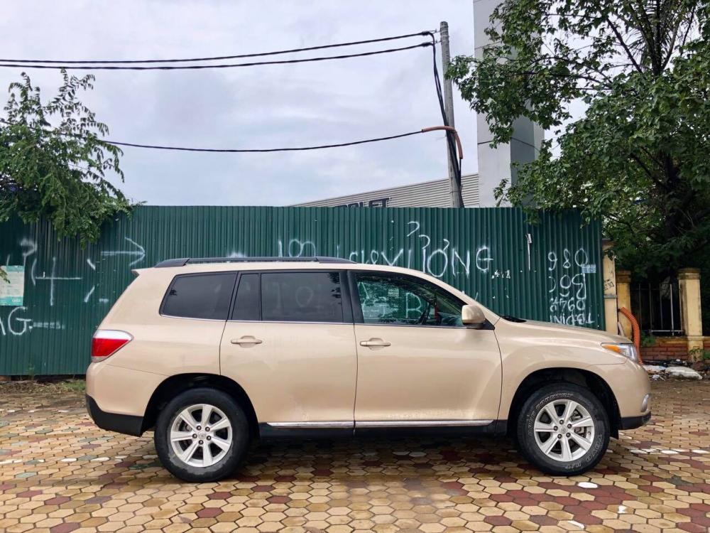 Toyota Highlander LE 2011 - Bán xe Toyota Highlander năm 2011 màu vàng cát, 1 tỷ 179 triệu, xe nhập khẩu