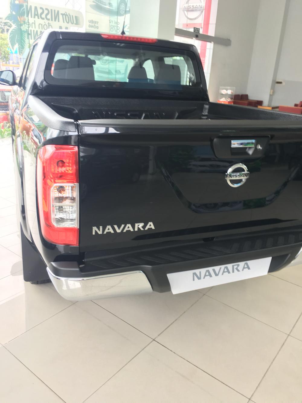 Nissan Navara  EL 2018 - Cần bán Nissan Navara EL màu đen, giảm tiền mặt khuyến mãi nắp thùng
