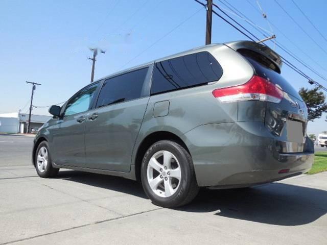 Toyota Sienna LE  2010 - Bán Toyota Sienna LE đời 2010, màu xám, nhập khẩu 