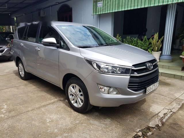 Toyota Innova 2.0E MT 2018 - Bán xe Toyota Innova 2.0E MT năm 2018, màu bạc