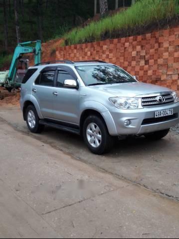 Toyota Fortuner   2011 - Cần bán gấp Toyota Fortuner đời 2011, màu bạc xe gia đình