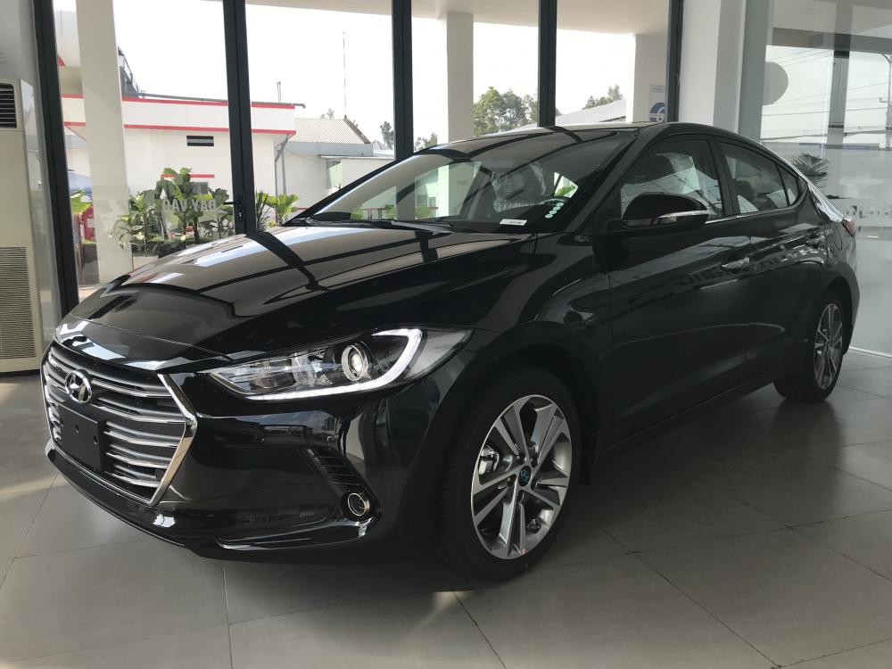 Hyundai Elantra 2018 - Bán Elantra 2.0AT màu đen - Xe có sẵn giao ngay