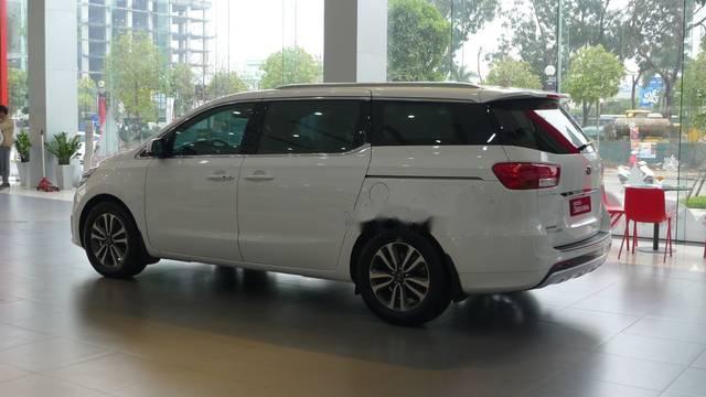 Kia Sedona 2018 - Cần bán gấp Kia Sedona sản xuất 2018, màu trắng, giá tốt