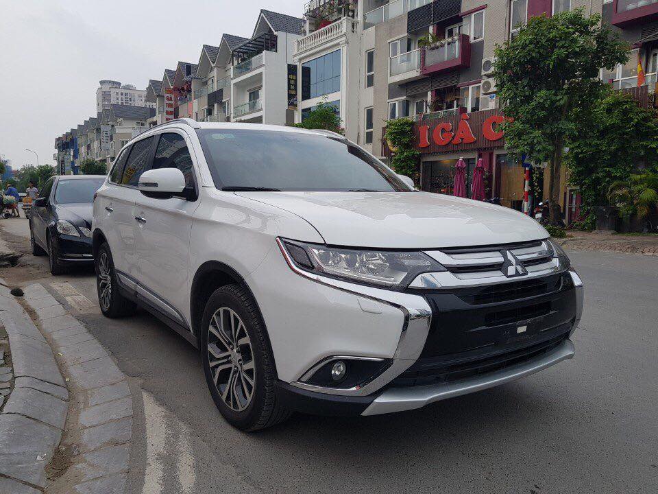 Mitsubishi Outlander 2.0 2016 - Bán ô tô Mitsubishi Outlander 2.0 sản xuất 2016, màu trắng, nhập khẩu, giá 940tr