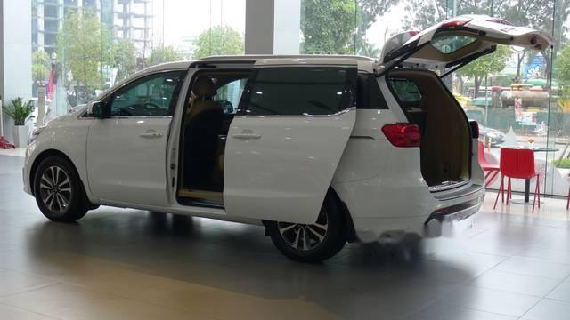 Kia Sedona 2018 - Cần bán gấp Kia Sedona sản xuất 2018, màu trắng, giá tốt