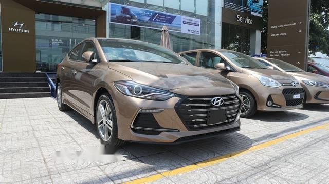 Hyundai Elantra  2.0AT  2018 - Cần bán Hyundai Elantra 2.0AT đời 2018, màu nâu, giá 659tr