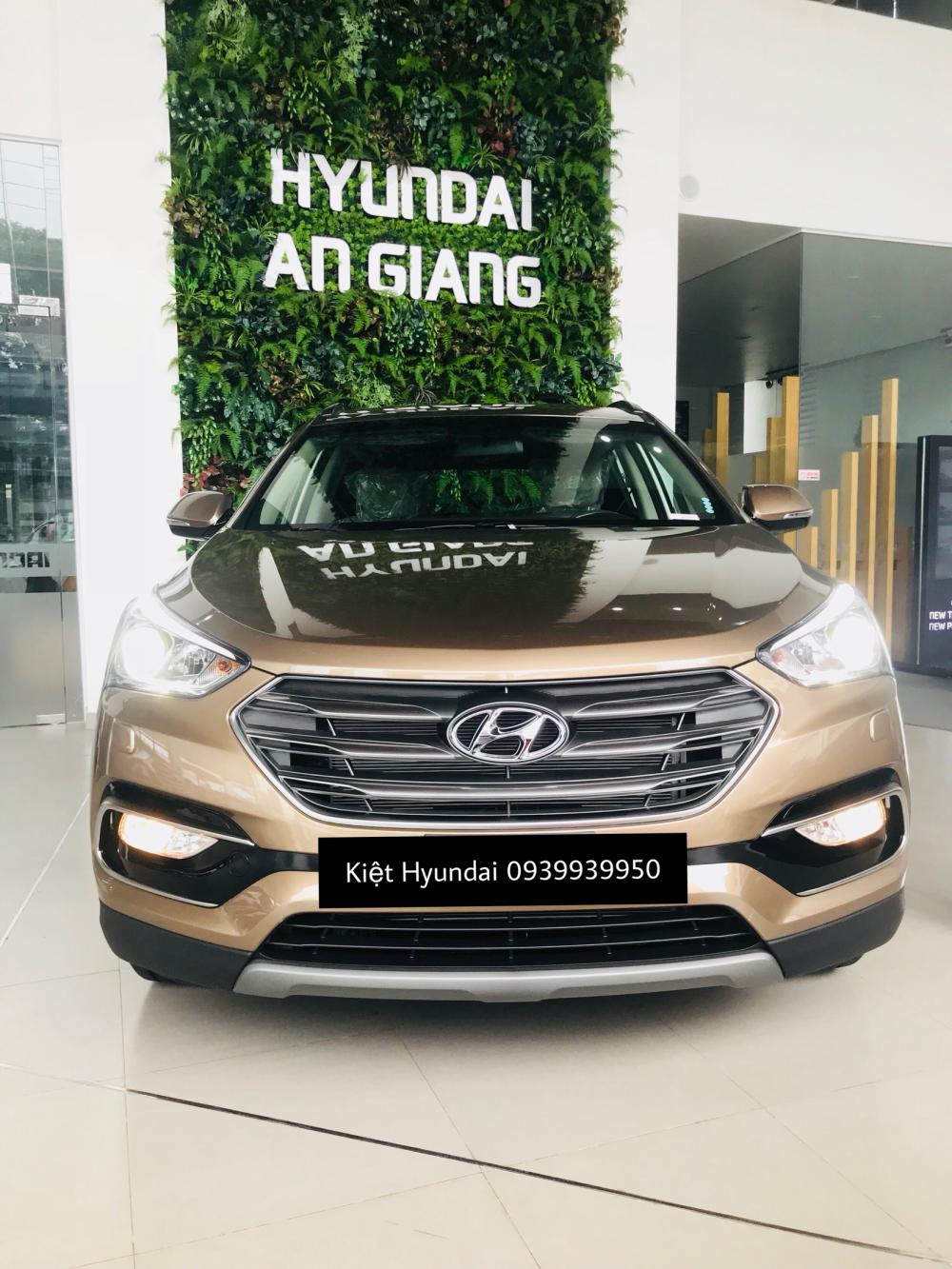 Hyundai Santa Fe 2.4L AT   2018 - Bán Santafe xăng tiêu chuẩn, màu vàng cát - xe có sẵn giao ngay